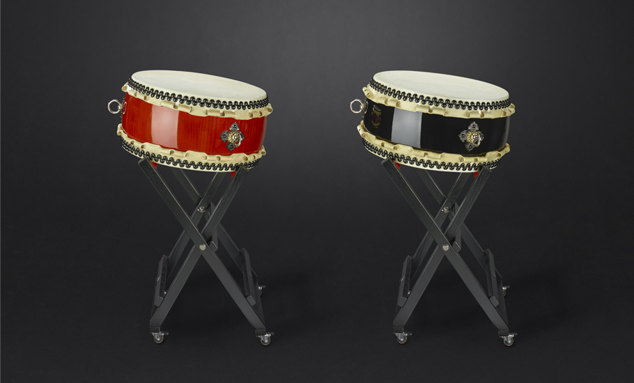 Hira-Daiko drum hq Ø48cm/h:25cm (shiny-black & red-brown)  with X-stand high (695€/195€)