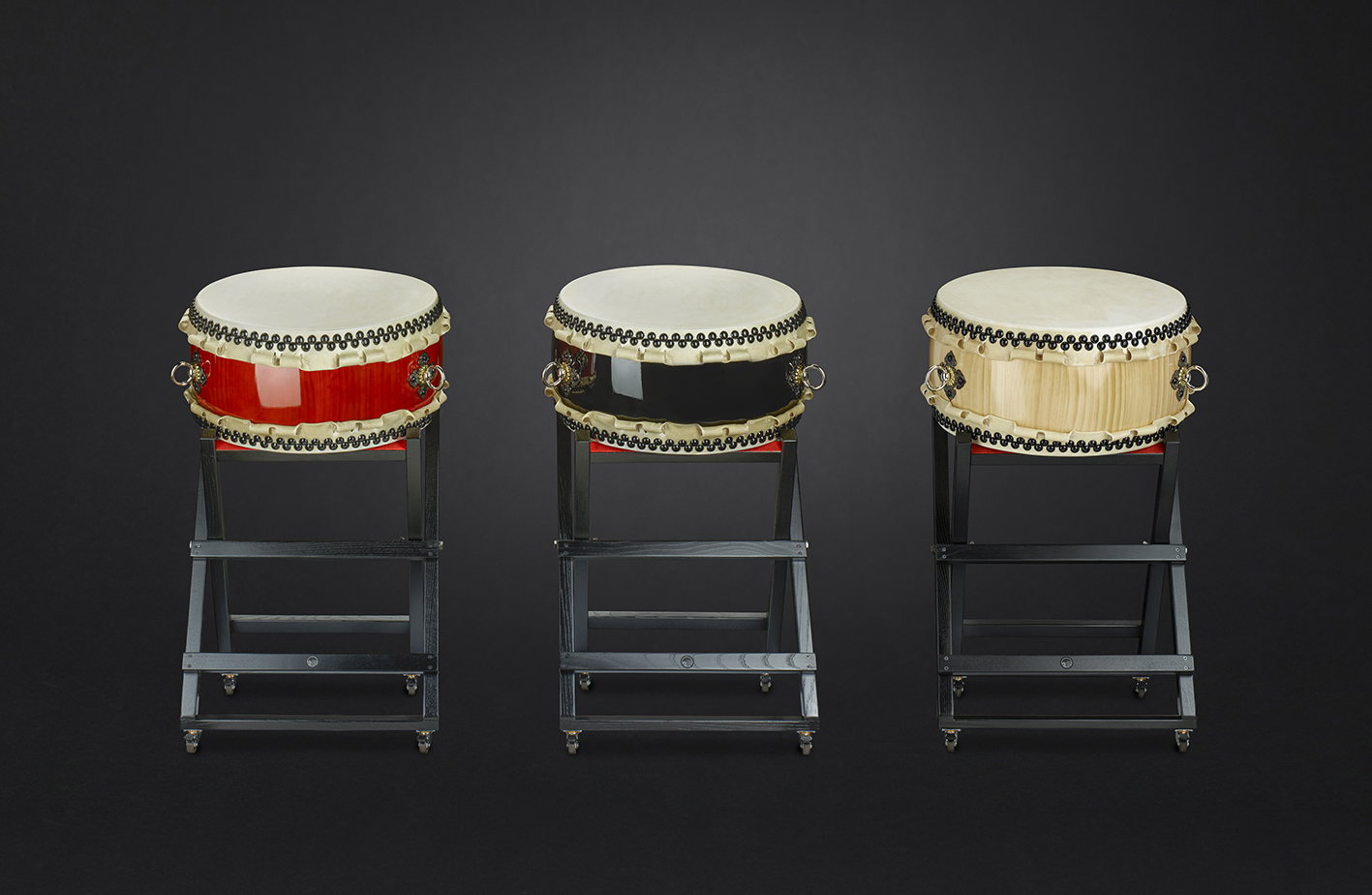 Hira-Daiko drums hq. Ø48cm/h:25cm  (red-brown, shiny-black & nature)  with X-stand high  (695€/195€)