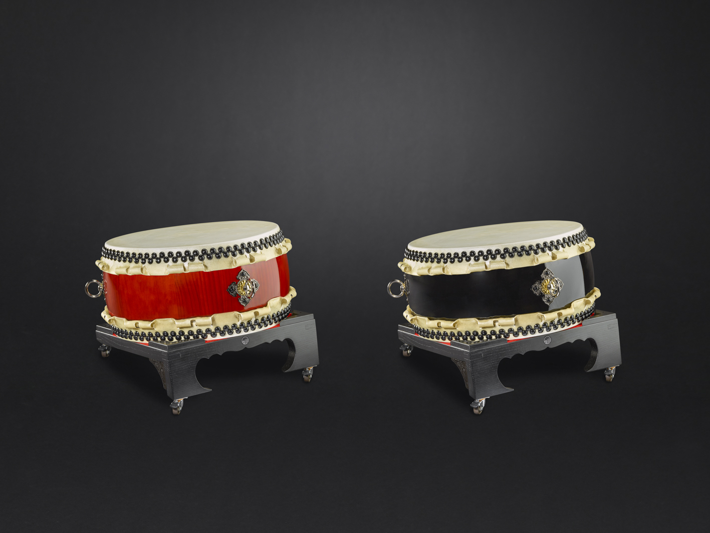 Hira-Daiko drums hq Ø48cm/h:25cm (shiny-black & red-brown) with flat-stand  (680€/130€)